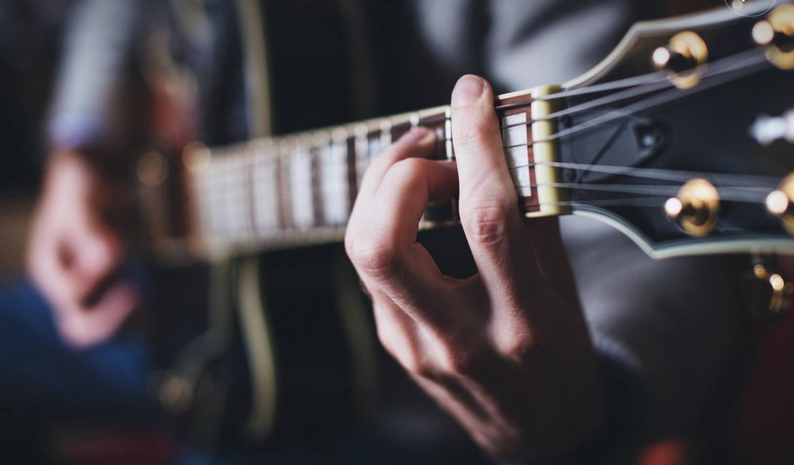 Afbeelding van een persoon die gitaar speelt